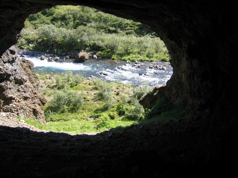 The cave on the way to Glymur.